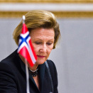 Queen Sonja signs the signerer condolance protocol in the University Hall (Photo: Vegard Grøtt / Scanpix)